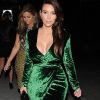 Kim Kardashian, pulpeuse à Los Angeles dans une robe vert émeraude Gucci