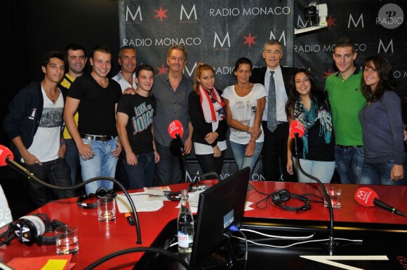La princesse Stéphanie de Monaco et ses invités lors de son émission Jungle Fight-Fight Aids sur Radio Monaco le 24 Septembre 2012 dans les studios de Monaco