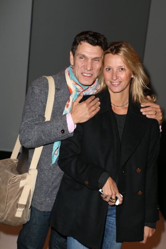 Marc Lavoine et Sarah Poniatowski, un couple souriant et fan de mode qui assiste au défilé Vanessa Bruno printemps-été 2013 au Grand Palais. Paris, le 28 septembre 2012.