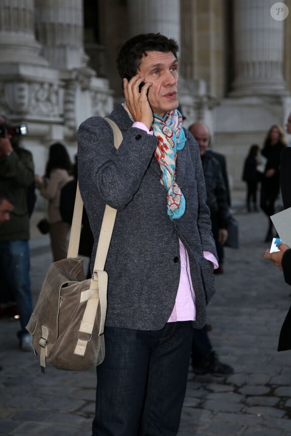 Marc Lavoine au téléphone à l'entrée du Grand Palais, où avait lieu le défilé Vanessa Bruno printemps-été 2013. Paris, le 28 septembre 2012.