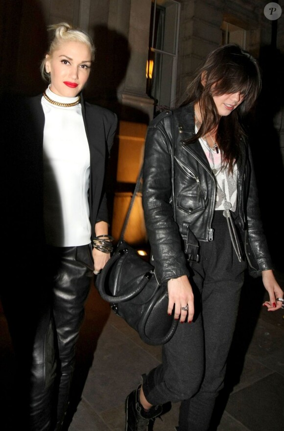 Gwen Stefani, très en beauté, quitte son hôtel avec sa belle fille Daisy Lowe. Les deux femmes se dirigent vers le restaurant Hakkasan dans le quartier de Mayfair. Londres, le 28 septembre 2012.