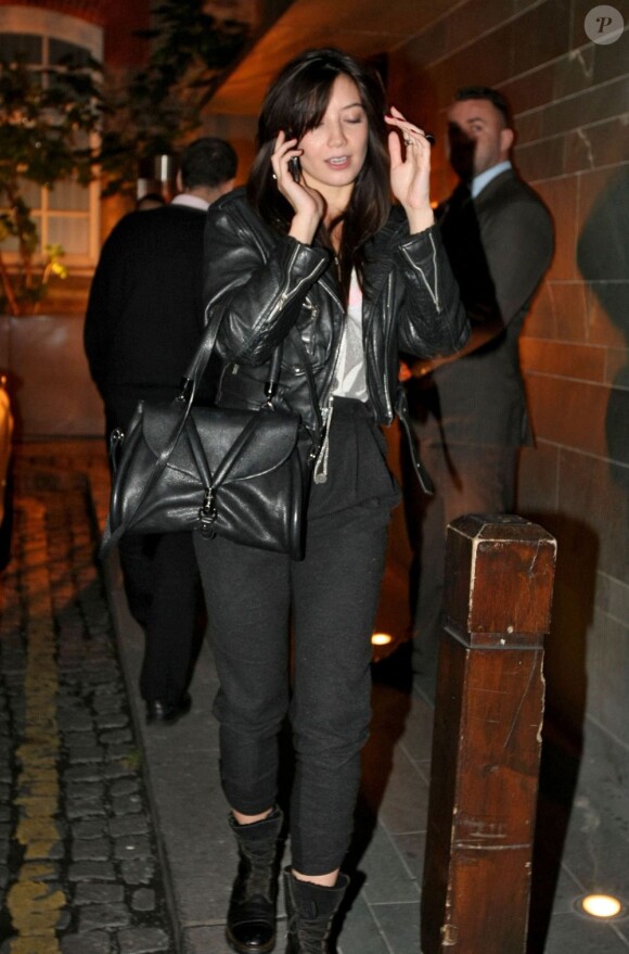 La jolie Daisy Lowe, au téléphone, retrouve sa belle-mère Gwen Stefani le temps d'un dîner au Hakkasan. Londres, le 28 septembre 2012.