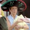 Jennifer Aniston respire le bonheur pour tourner la comédie We're the Millers avec un faux bébé et un sombrero, le 25 septembre au Nouveau-Mexique.