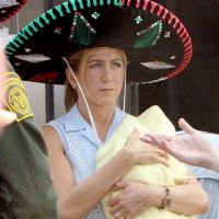Jennifer Aniston, un sombrero et un faux bébé : La future mariée s'ennuie