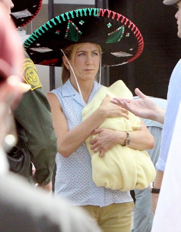 Jennifer Aniston respire le bonheur pour tourner la comédie We're the Millers avec un faux bébé et un sombrero, le 25 septembre au Nouveau-Mexique.