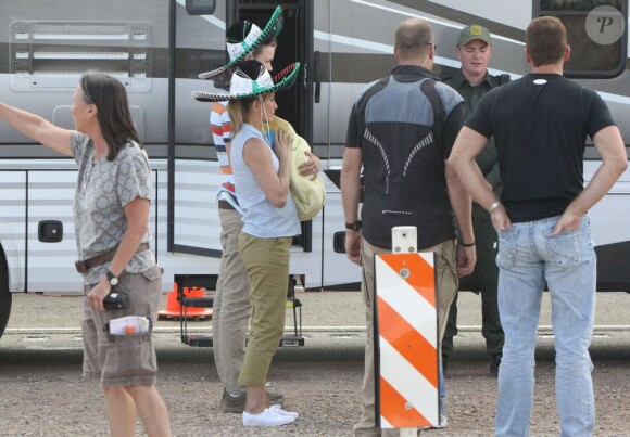 Jennifer Aniston tourne la comédie We're the Millers avec un faux bébé et un sombrero, le 25 septembre au Nouveau-Mexique.