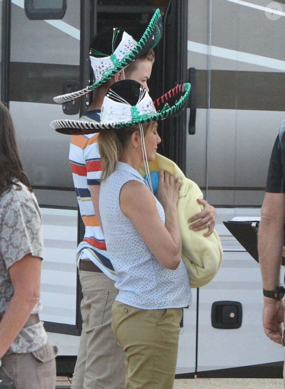 Jennifer Aniston tourne la comédie We're the Millers avec un faux bébé et un sombrero, le 25 septembre au Nouveau-Mexique.
