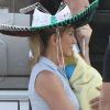 Jennifer Aniston tourne We're the Millers avec un faux bébé et un sombrero, le 25 septembre au Nouveau-Mexique.