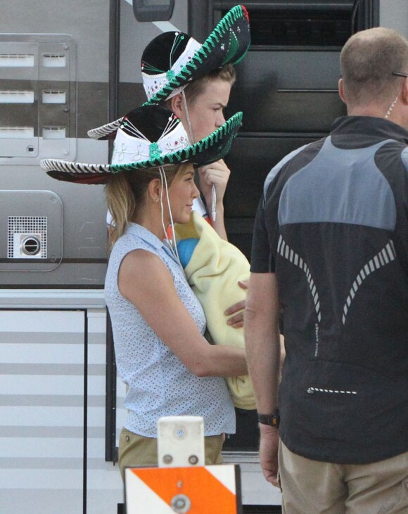Jennifer Aniston tourne We're the Millers avec un faux bébé et un sombrero, le 25 septembre au Nouveau-Mexique.