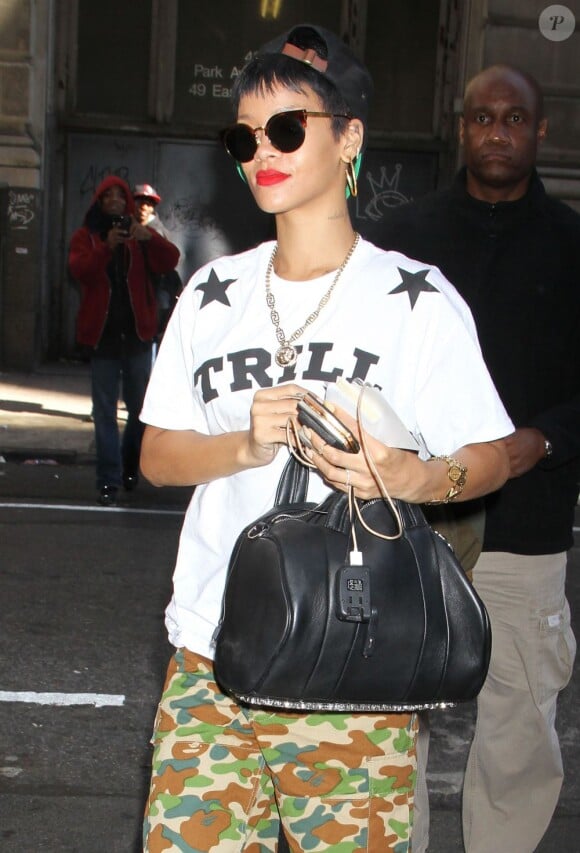 Rihanna, habillée d'un T-shirt Michael Agwunobi, d'un pantalon Bape et de chaussures Timberlake se balade dans les rues de New York. Le 1 Octobre 2012.