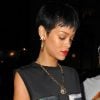 Rihanna prend le temps de signer quelques autographes devant son hôtel, le Gansevoort, à New York. Le 1er Octobre 2012.