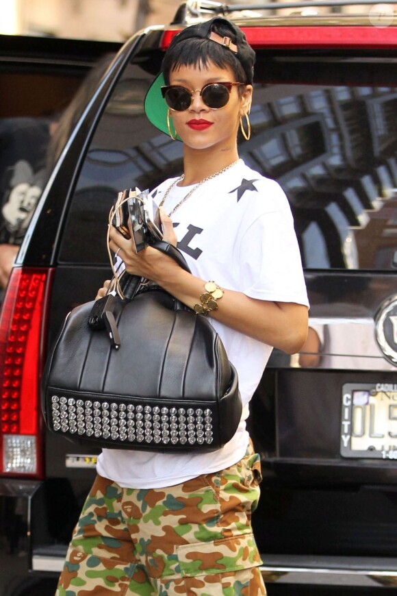 Rihanna semble de bonne humeur en arrivant au Gansevoort, hôtel où elle réside pendant son passage à New York. Le 1er octobre 2012.