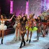 Alessandra Ambrosio et Adriana Lima mènent le final du défilé Victoria's Secret à New York, le 9 novembre 2011.