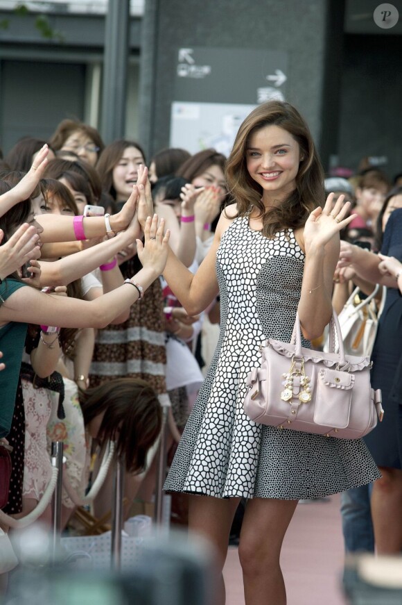 Miranda Kerr, ravissante et appréciée par les jeunes Japonaises, se rend au Tokyo SkyTree Town pour Samantha Thavasa, dont elle est l'égérie. Tokyo, le 9 septembre 2012.
