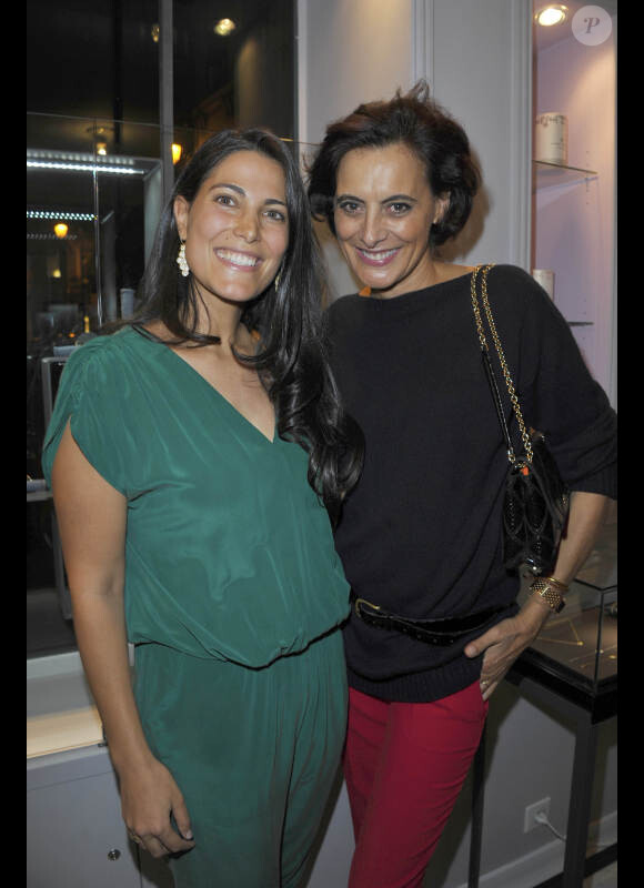 Inès de la Fressange et la créatrice lors de l'inauguration de la nouvelle boutique Vanessa Tugendhaft à Paris, le 2 octobre 2012