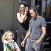 Pete Wentz, son fils Bronx et sa petite amie Meagan Camper lors d'un déjeuner au restaurant Sweet Butter à Sherman Oaks le 4 octobre 2012 à Los Angeles