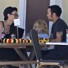 Pete Wentz, son fils Bronx et sa petite amie Meagan Camper lors d'un déjeuner au restaurant Sweet Butter à Sherman Oaks le 4 octobre 2012 à Los Angeles