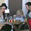 Pete Wentz, son fils Bronx et sa petite amie Meagan Camper lors d'un repas au restaurant Sweet Butter à Sherman Oaks le 4 octobre 2012 à Los Angeles