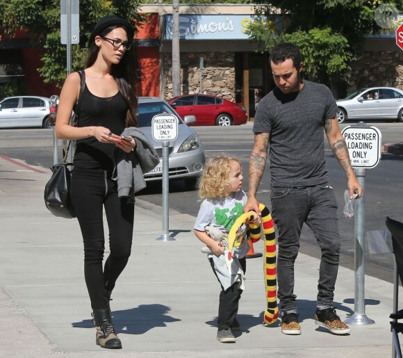 Pete Wentz, son fils Bronx et sa petite amie Meagan Camper lors d'un déjeuner chez Sweet Butter à Sherman Oaks le 4 octobre 2012 à Los Angeles