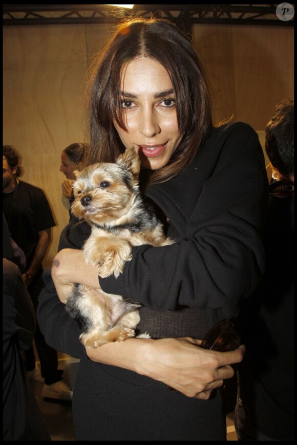 Le mannequin brésilien Lea T et son joli chien lors du défilé de mode hommes Givenchy le 24 juin 2011.