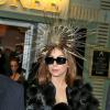 Lady Gaga quitte le magasin Harrods où elle était venue présenter son parfum Fame, à Londres, le 7 octobre 2012.