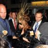 Lady Gaga quitte le magasin Harrods où elle était venue présenter son parfum Fame, à Londres, le 7 octobre 2012.
