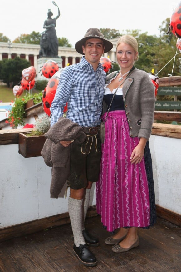 Philipp Lahm et sa femme Claudia lors de l'Oktoberfest le 7 octobre 2012 à Berlin lors de la traditionnelle visite de l'équipe du Bayern Munich