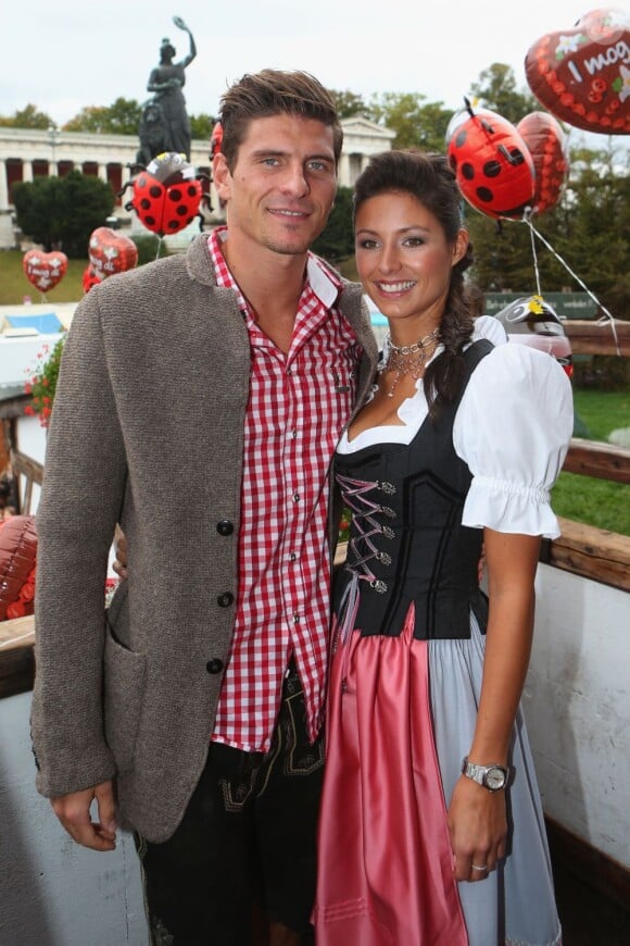 Mario Gomez et Silvia Meichel lors de l'Oktoberfest le 7 octobre 2012 à Berlin lors de la traditionnelle visite de l'équipe du Bayern Munich