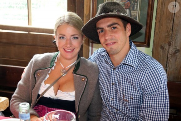 Philipp Lahm et sa femme Claudia Lahm lors de l'Oktoberfest le 7 octobre 2012 à Berlin lors de la traditionnelle visite de l'équipe du Bayern Munich