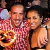 Franck Ribery et Wahiba goûtent aux spécialités locales lors de l'Oktoberfest le 7 octobre 2012 à Berlin lors de la traditionnelle visite de l'équipe du Bayern Munich