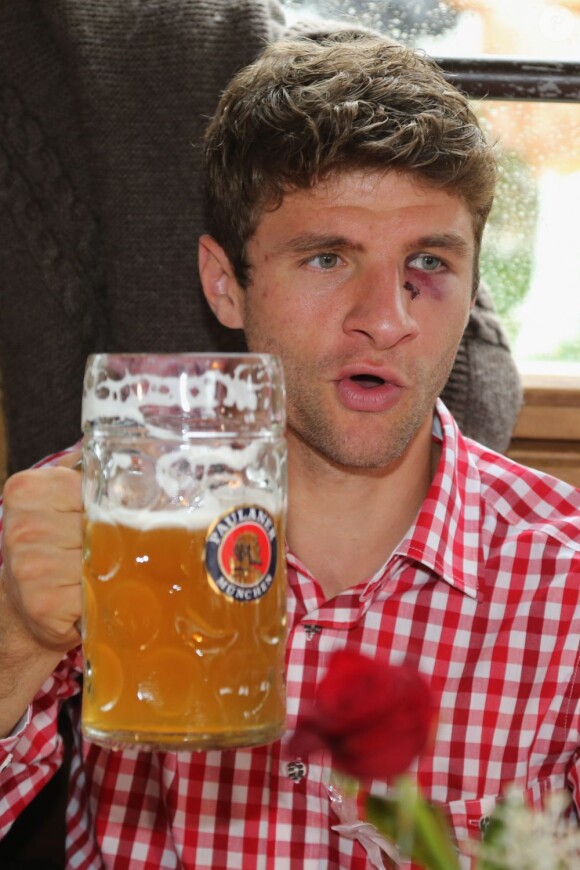 Thomas Mueller lors de l'Oktoberfest le 7 octobre 2012 à Berlin lors de la traditionnelle visite de l'équipe du Bayern Munich