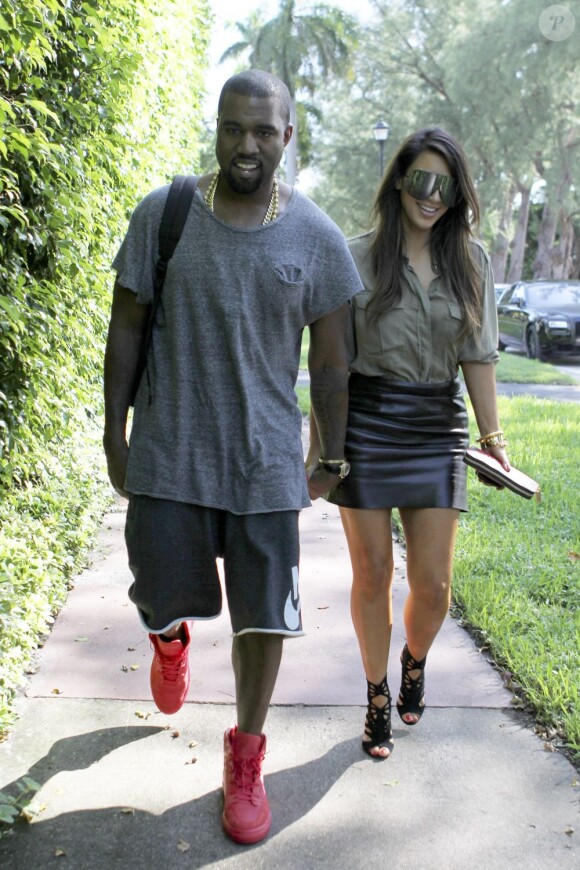 Kanye West et Kim Kardashian, main dans la main à Miami. Le 8 octobre 2012.