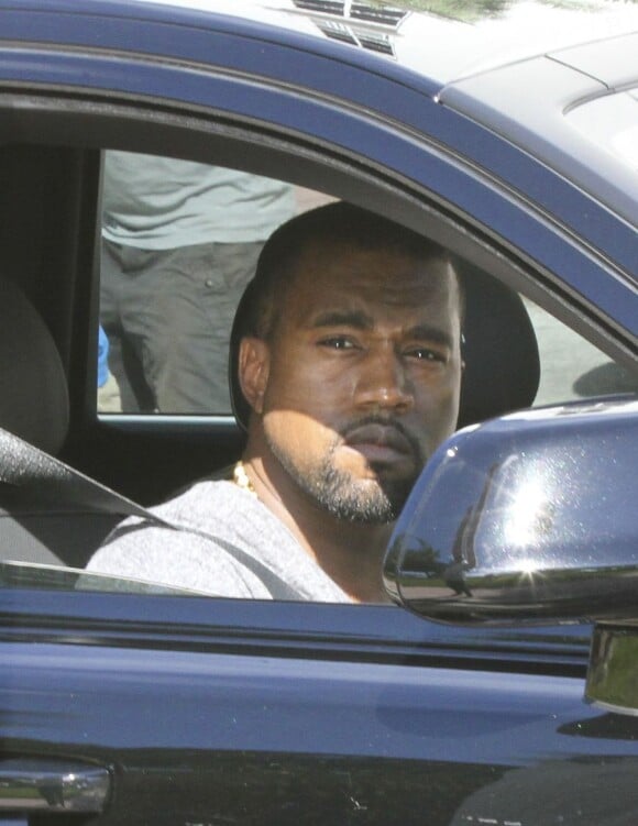 Kanye West, passager relax de la Rolls-Royce pilotée par Kim Kardashian. Miami, le 8 octobre 2012.