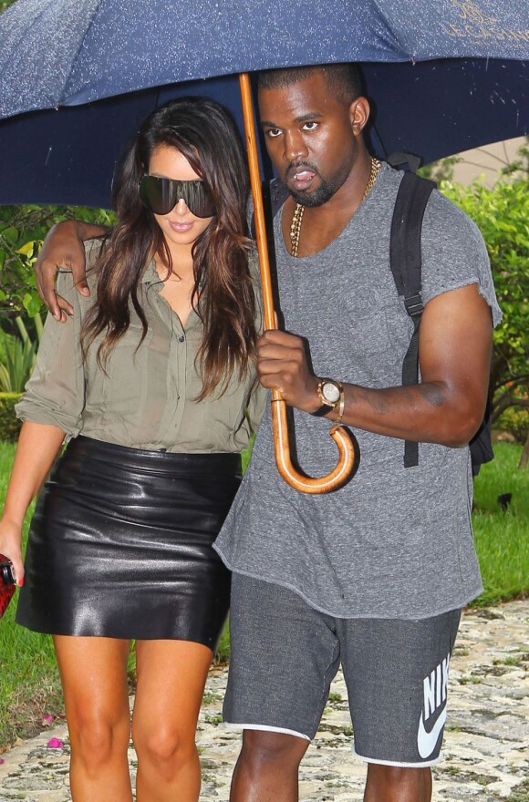 Kim Kardashian et Kanye West, sous la pluie à Miami. Le 8 octobre 2012.