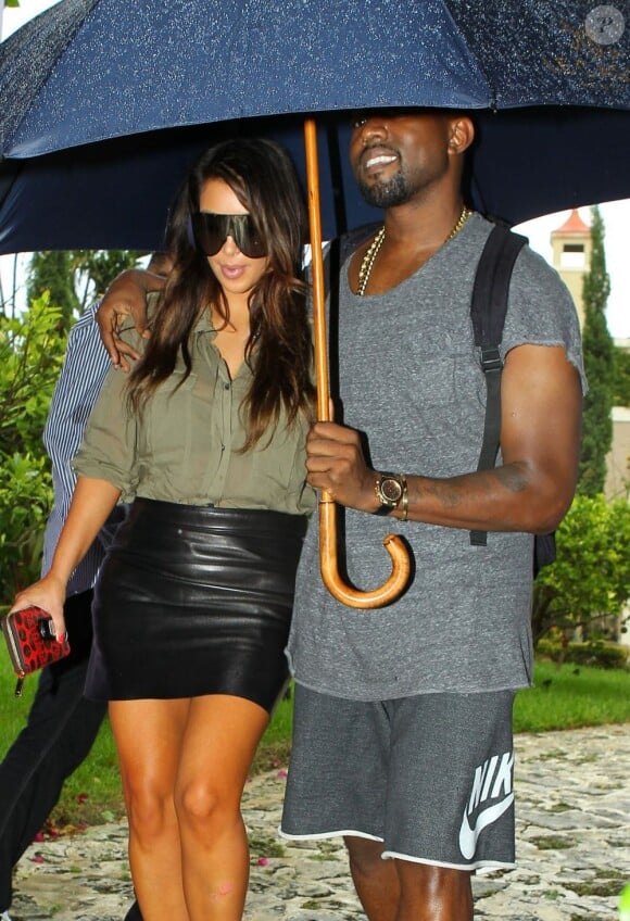 Kim Kardashian et Kanye West, un couple détendu malgré la pluie ! Miami, le 8 octobre 2012.