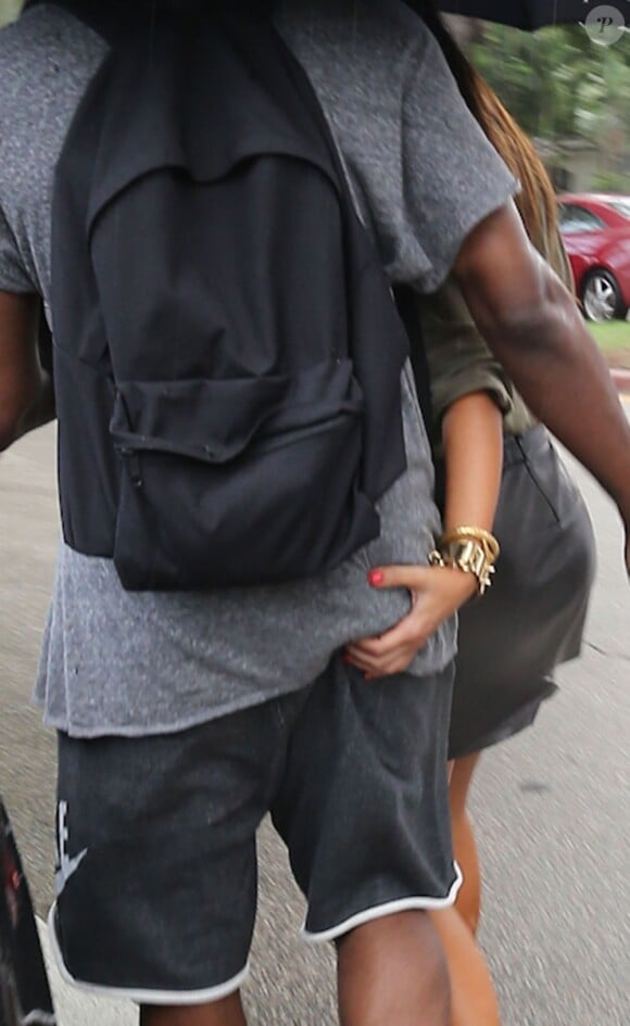 Les retrouvailles sont tactiles pour Kim Kardashian et Kanye West, surpris sous la pluie à Miami. Le 8 octobre 2012.