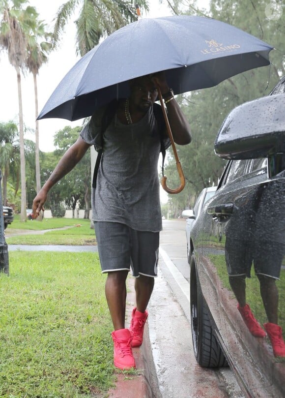 Kanye West retrouve sa belle Kim Kardashian à Miami et sous la pluie.  Le 8 octobre 2012.