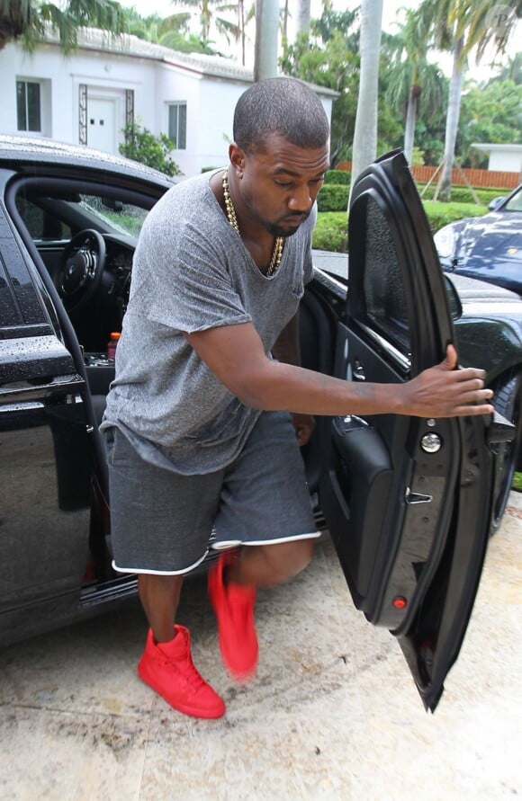 Kanye West, à la descente de la Rolls-Royce pilotée par Kim Kardashian. Miami, le 8 octobre 2012.