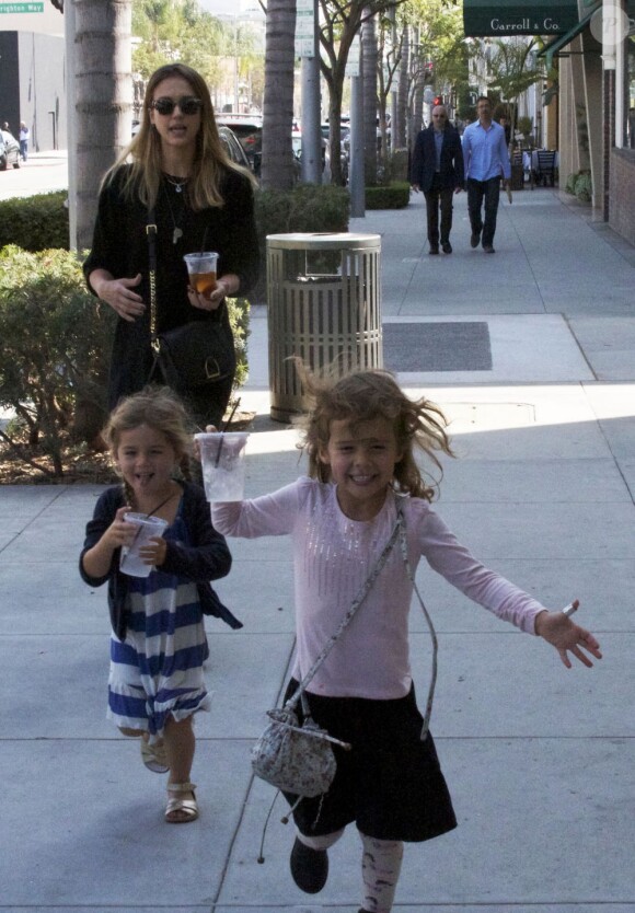 Honor et son amie, particulièrement excitées, s'amusent dans les rues de Los Angeles sous les yeux et la vigilance de la maman Jessica Alba. Le 8 octobre 2012.