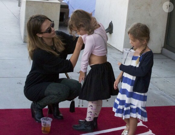 Jessica Alba, maman cool et pédagogue avec sa fille Honor et son amie. Los Angeles, le 8 octobre 2012.