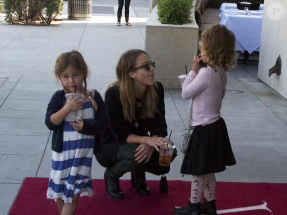 Jessica Alba, maman cool et pédagogue avec sa fille Honor et son adorable amie. Los Angeles, le 8 octobre 2012.
