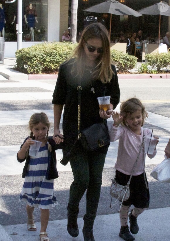 Jessica Alba avec sa fille Honor et une amie à Los Angeles. Le 8 octobre 2012.