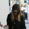 Jessica Alba veille d'un oeil averti sur sa fille Honor et son amie. Los Angeles, le 8 octobre 2012.