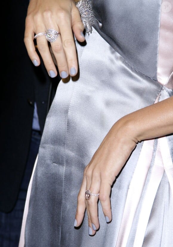 La très grosse bague de fiançailles de Blake Lively, présente au dîner Chanel pour célébrer les 80 ans de la collection Bijoux de diamants à New York le 10 octobre 2012.