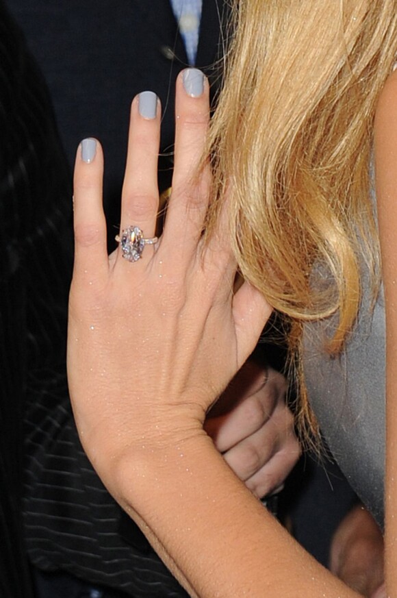 Blake Lively dévoile son alliance lors du dîner Chanel pour célébrer les 80 ans de la collection Bijoux de diamants à New York le 10 octobre 2012.
