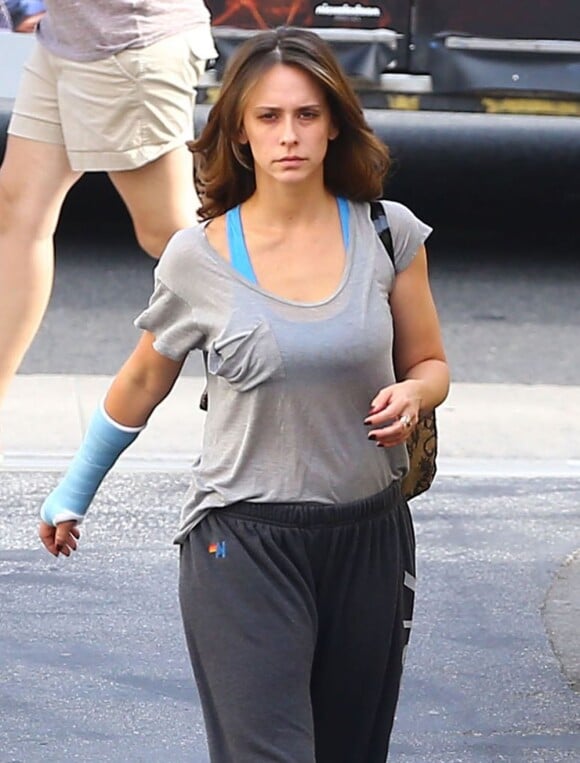 Exclusif - Jennifer Love Hewitt, fatiguée et blessée au poignet, se rend au salon de coiffure Drybar à West Hollywood. Le 9 octobre 2012.