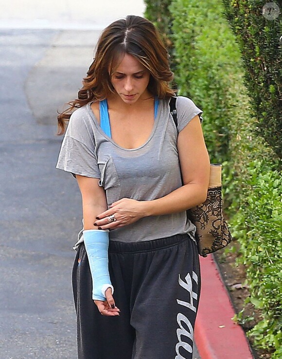 Exclusif - Jennifer Love Hewitt, blessée au poignet durant une séance de boxe, se rend au salon de coiffure Drybar avec un plâtre. West Hollywood, le 9 octobre 2012.
