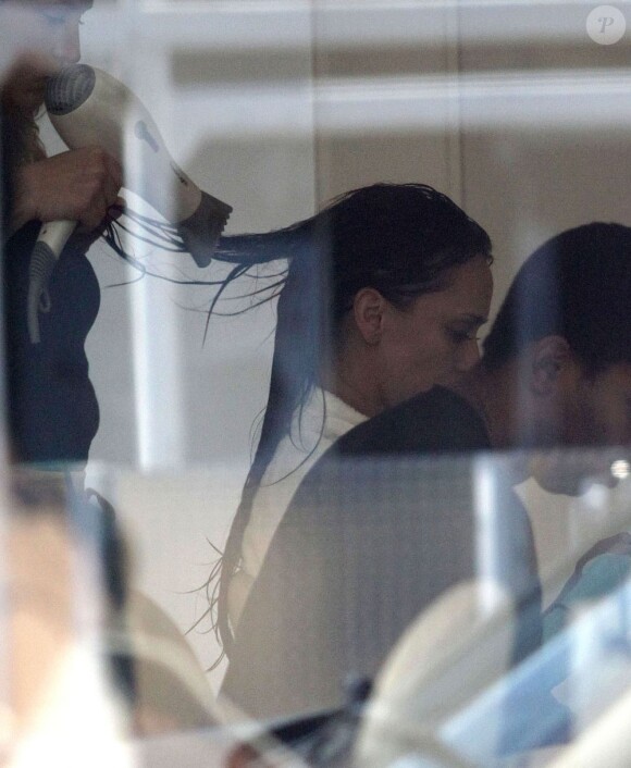 Exclusif - Jennifer Love Hewitt profite de sa blessure au poignet pour se faire belle au salon de coiffure Drybar à West Hollywood. Le 9 octobre 2012.