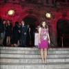 Elizabeth Hurley devant l'opéra Garnier illuminé de rose pour la soirée des 20 ans du Ruban rose, campagne internationale de sensibilisation pour la lutte contre le cancer du sein, organisée par la marque Estée Lauder.