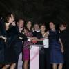 Elizabeth Hurley prête à illuminer de rose l'opéra Garnier pour les 20 ans du Ruban rose, campagne internationale de sensibilisation pour la lutte contre le cancer du sein, organisée par la marque Estée Lauder.